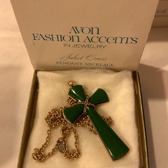 Lot of Vintage Avon Jewelry Three Necklaces and Two Clip Earrings New in Box - Picture 4 of 9